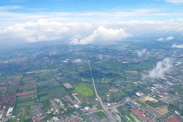 Bekijken van de stad landschap en bewolkt op skycape, thailand — Stockfoto