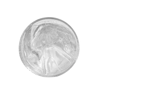 Kühles sauberes Wasser mit Eis in klarem Glas, Draufsicht — Stockfoto