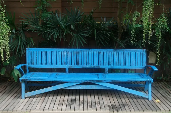 Niebieski ławki w ogrodzie — Zdjęcie stockowe