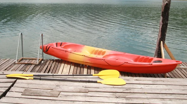 Kayak rojo sobre suelo de madera — Foto de Stock