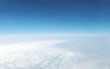 bulut gökyüzü üzerinde