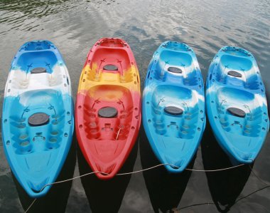 Gölde kayaklar