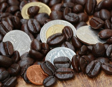 kahve çekirdeği ve madeni para