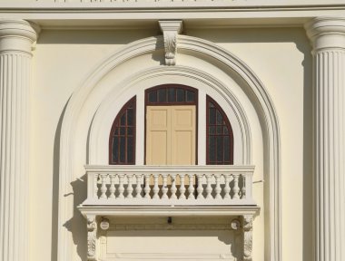 Klasik binanın balkon
