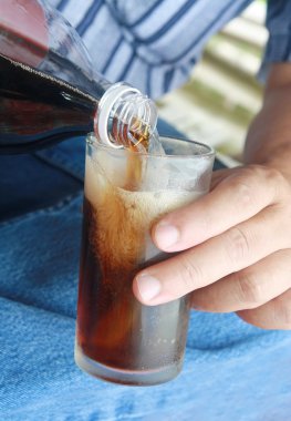 insanlar cola içecek