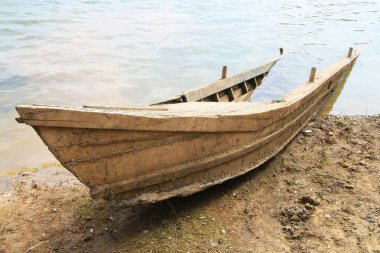 Kumsalda harabe ahşap tekne battı