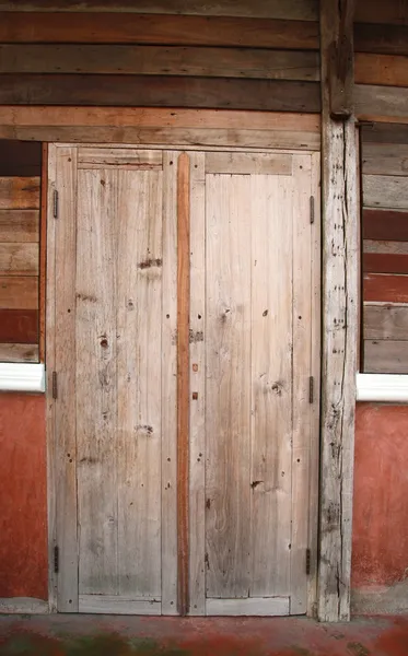 Vieille porte en bois et mur de planche — Photo