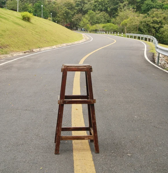 Una vecchia sedia di legno sulla strada — Foto Stock