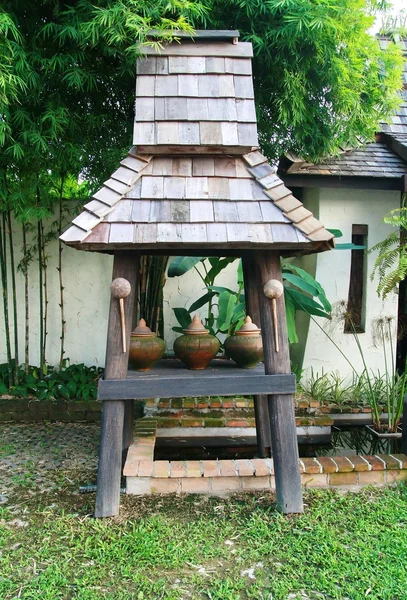 Clay water pot at house gate for welcome guest, Chiang Mai tradi — Stock Photo, Image