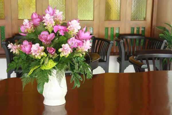 Un florero en la mesa de madera — Foto de Stock