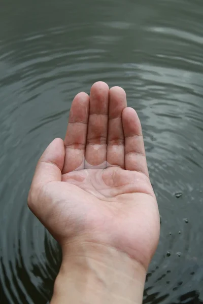 Corriente de agua en la mano — Foto de Stock