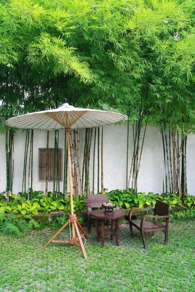 Set de sillas y sombrilla en el jardín, Chiang Mai, Tailandia — Foto de Stock