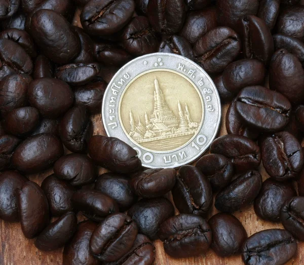 10 baht coin(Thai money) and coffee beans — Stock Photo, Image