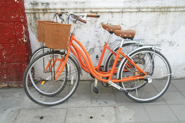 Orange cykel park nära vägg — Stockfoto