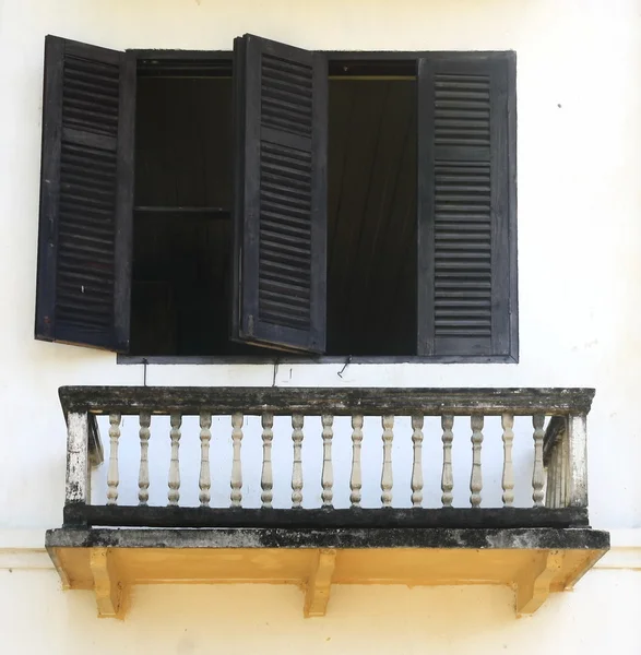 Vecchia e sporca finestra con balcone — Foto Stock