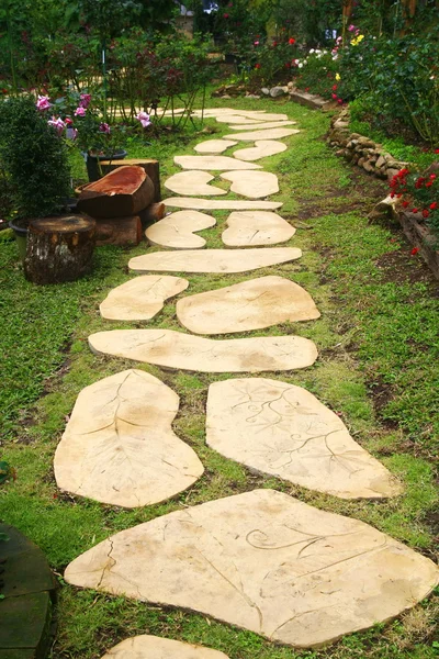 Stenen wandelpad in Tuin, thailand — Stockfoto