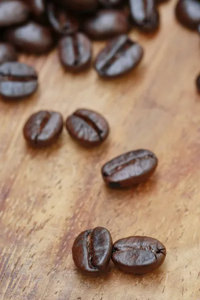 Graines de café sur table en bois — Photo