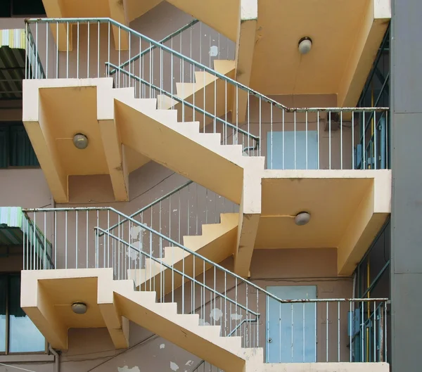 Escalier en béton du bâtiment — Photo