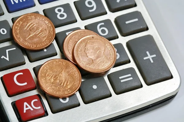 Coin on calculator — Stock Photo, Image