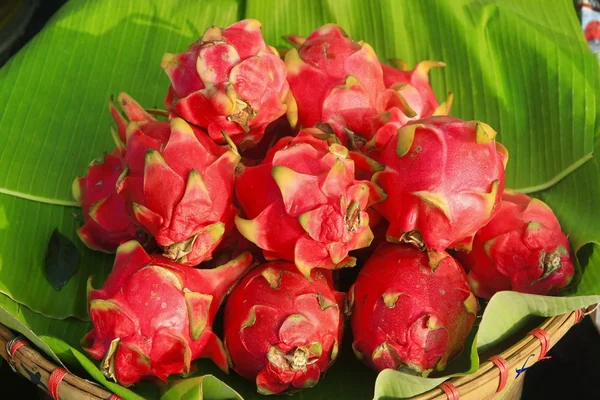 Dragon fruit in thailand markt — Stockfoto