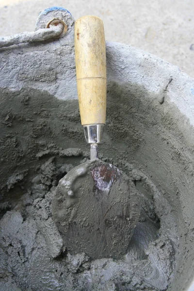 Budowa kielnią i mokrego betonu — Zdjęcie stockowe