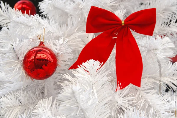 Kırmızı top ve şerit, Noel — Stok fotoğraf