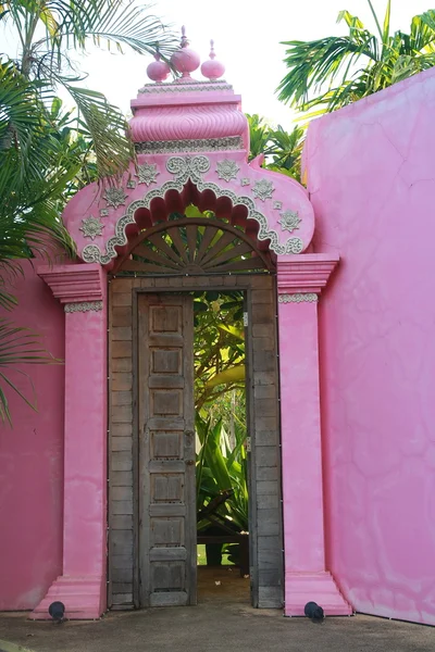 Pink temple door, india — Stock Photo, Image