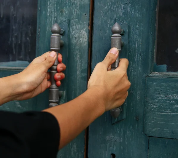 elini tutmak ahşap kapı kolu