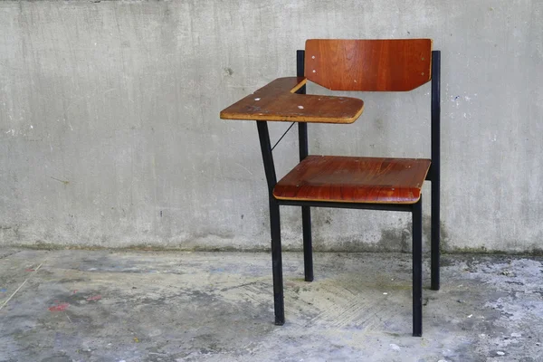 Cadeira de escola de madeira — Fotografia de Stock