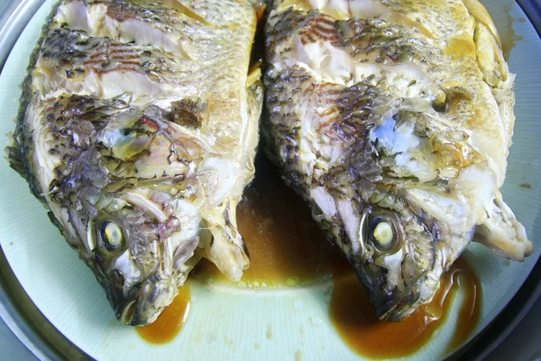 Poisson cuit à la vapeur, cuisine thaïlandaise — Photo