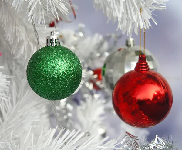 Palla di Natale verde e rosso appendere al pino — Foto Stock
