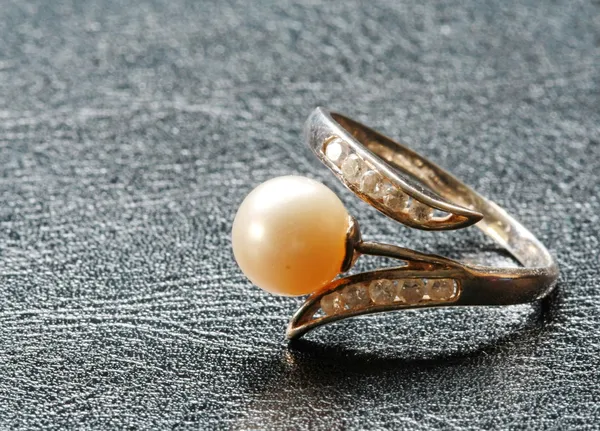 Pierścionek z perłą — Zdjęcie stockowe