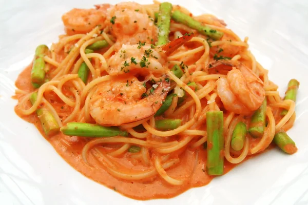 Espaguetis con camarones — Foto de Stock