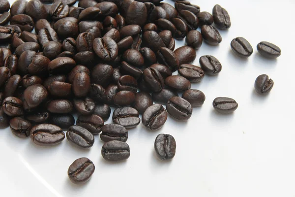Grãos de café no piso branco — Fotografia de Stock