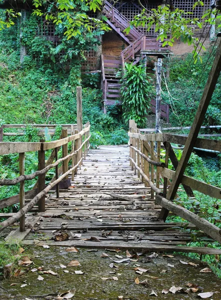 Vecchia passerella in legno nella foresta — Foto Stock