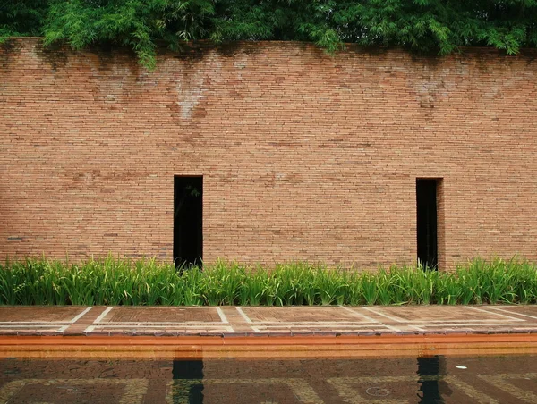 Stenen blok muur, tuin en water — Stockfoto