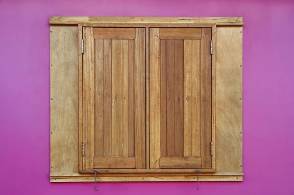 Holzfenster an rosa Wand — Stockfoto