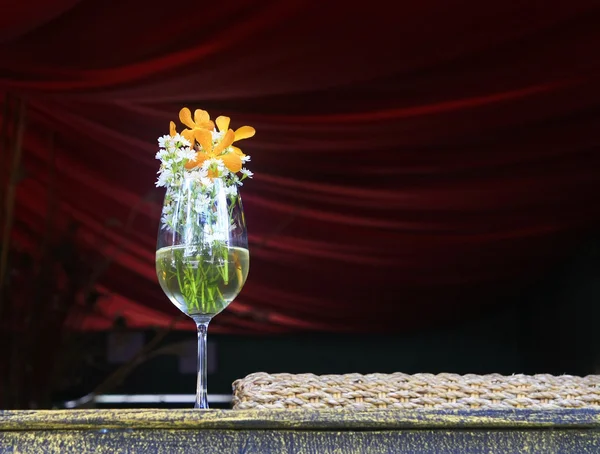 Flower vase, wine glass — Stock Photo, Image