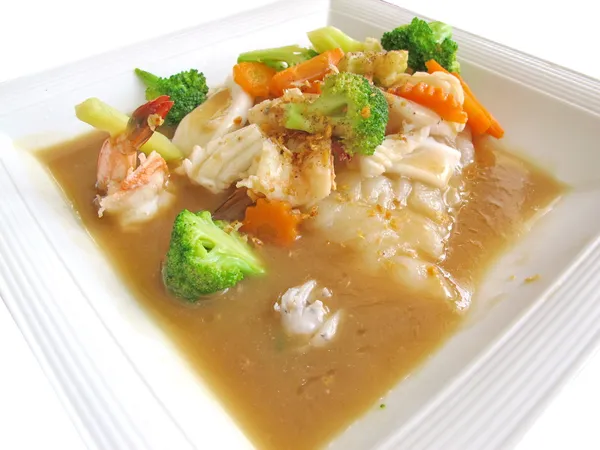 Mladík, kterého žádný krevety nudle, thajské jídlo — Stock fotografie