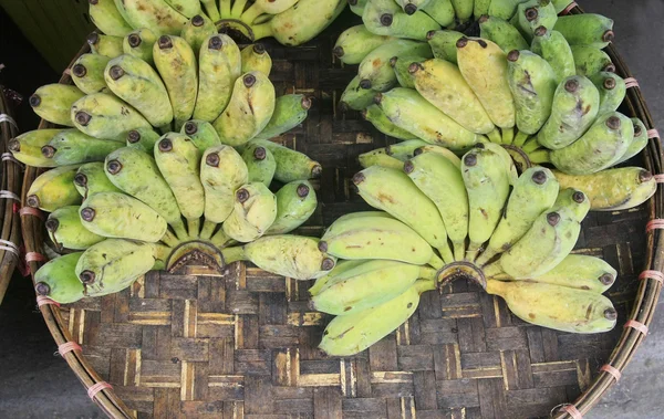 Банан в корзине — стоковое фото