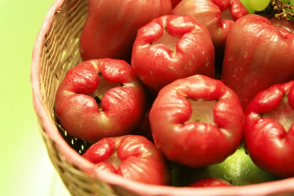 Czerwone jabłko rose w koszyku — Zdjęcie stockowe