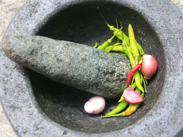 Chilli a šalotky v kamenné malty, thajské jídlo vaření — Stock fotografie