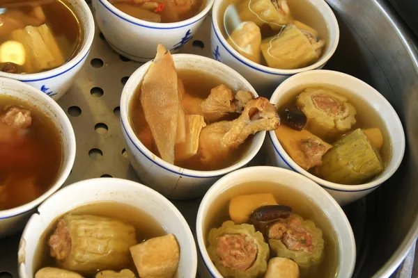 Κοτόπουλο με χορταρικά και σούπα στην κατσαρόλα, κινέζικο φαγητό στυλ — Φωτογραφία Αρχείου