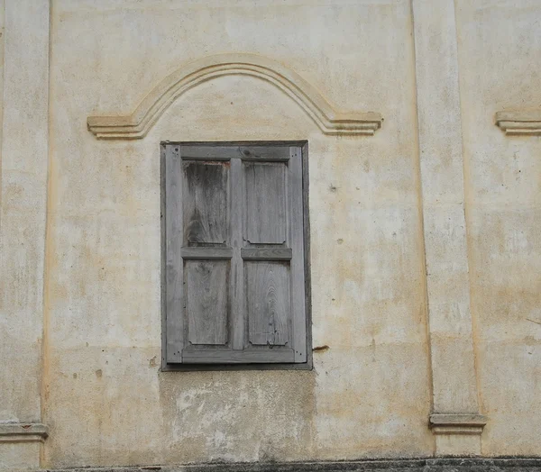 Gamla fönster av fördärvar byggnad — Stockfoto