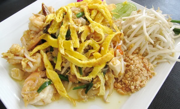 Pad thai & garnalen, Thais eten — Stockfoto