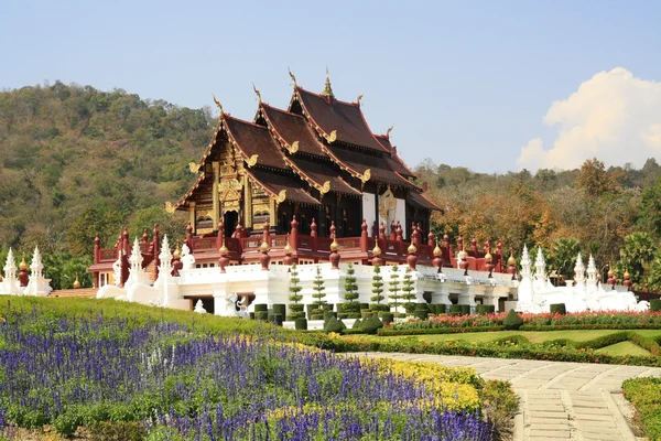 花の庭と山、チェンマイ thaila で木製の王室寺院 — ストック写真