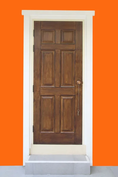 Porta in legno e parete arancione — Foto Stock