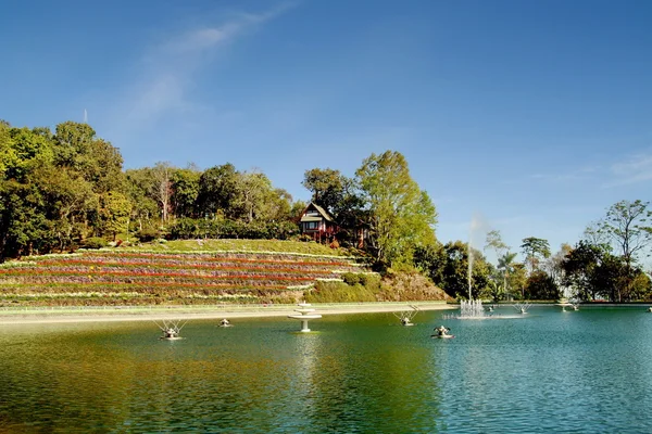 Dağ ve göl, bhubing Sarayı, chiangmai, inci AI üzerinde küçük ev — Stok fotoğraf