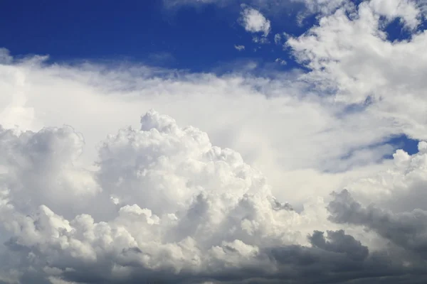 Hujan awan dan langit biru — Stok Foto