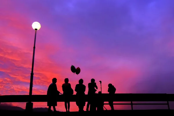 夕焼け空と人々 の影 — ストック写真